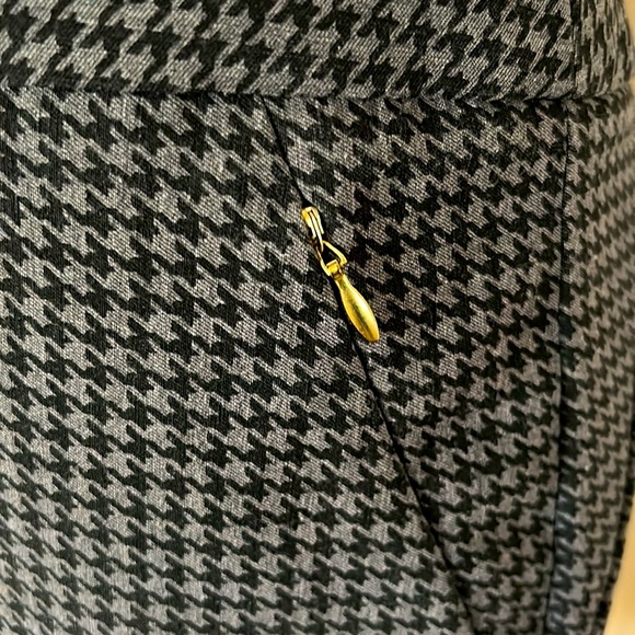 The Limited grey and black houndstooth pencil skirt. Timeless and classic - Picture 2 of 9